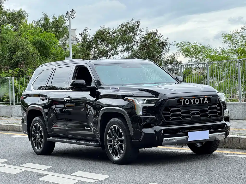Toyota Sequoia 2023 — фото 2