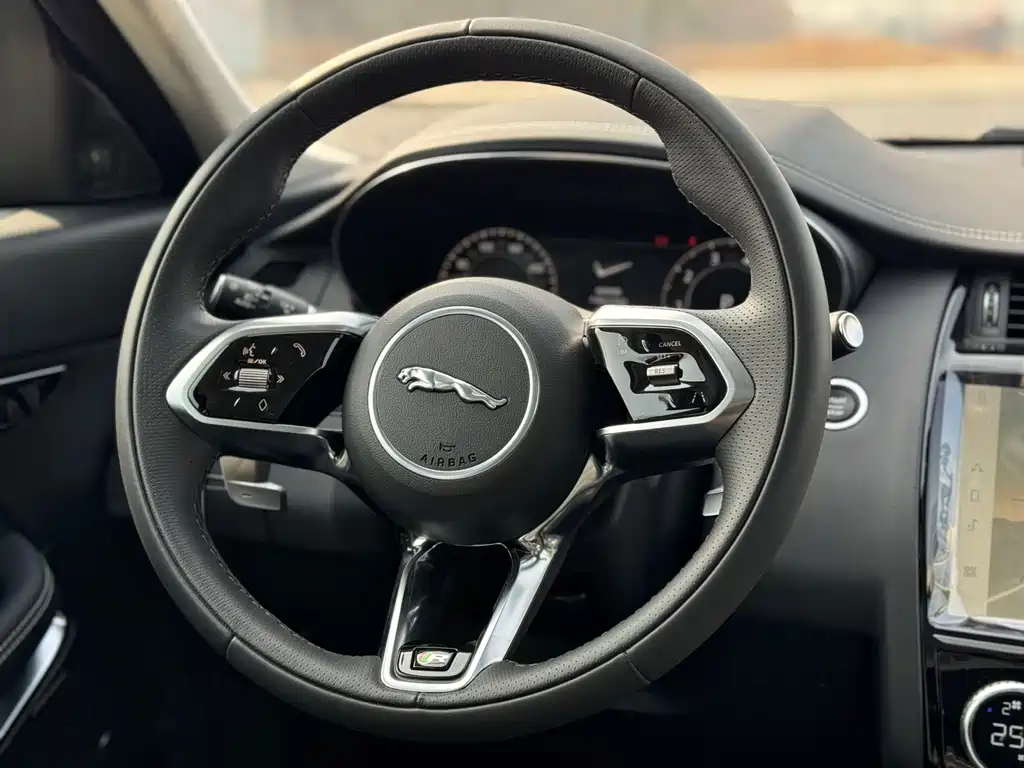 Jaguar E-PACE — фото 8