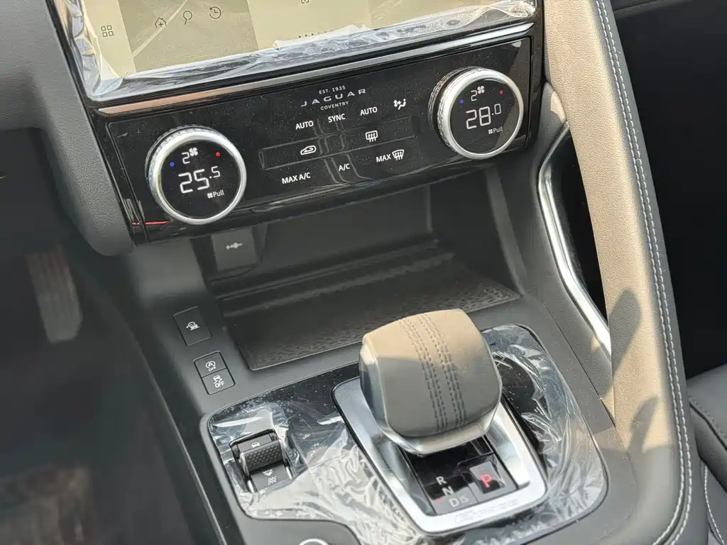 Jaguar E-PACE — фото 11