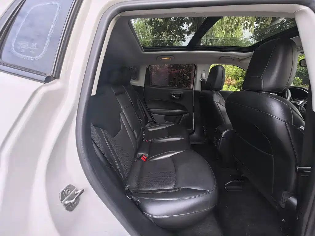 Jeep Compass 2018 — фото 27