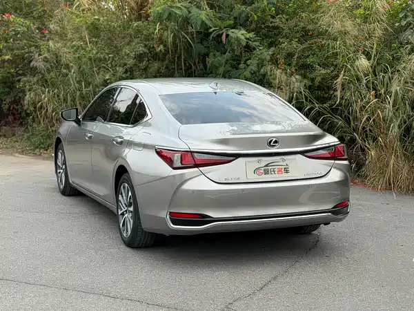 Lexus ES 2021