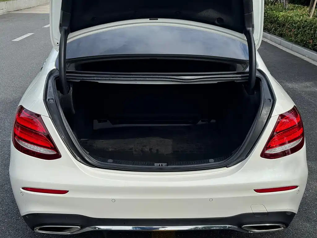 Mercedes-Benz E-Class 2018 — фото 18