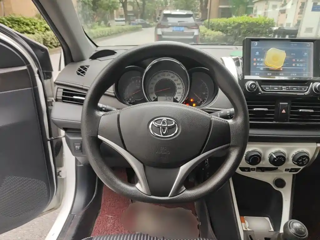 Toyota Yaris L 2015