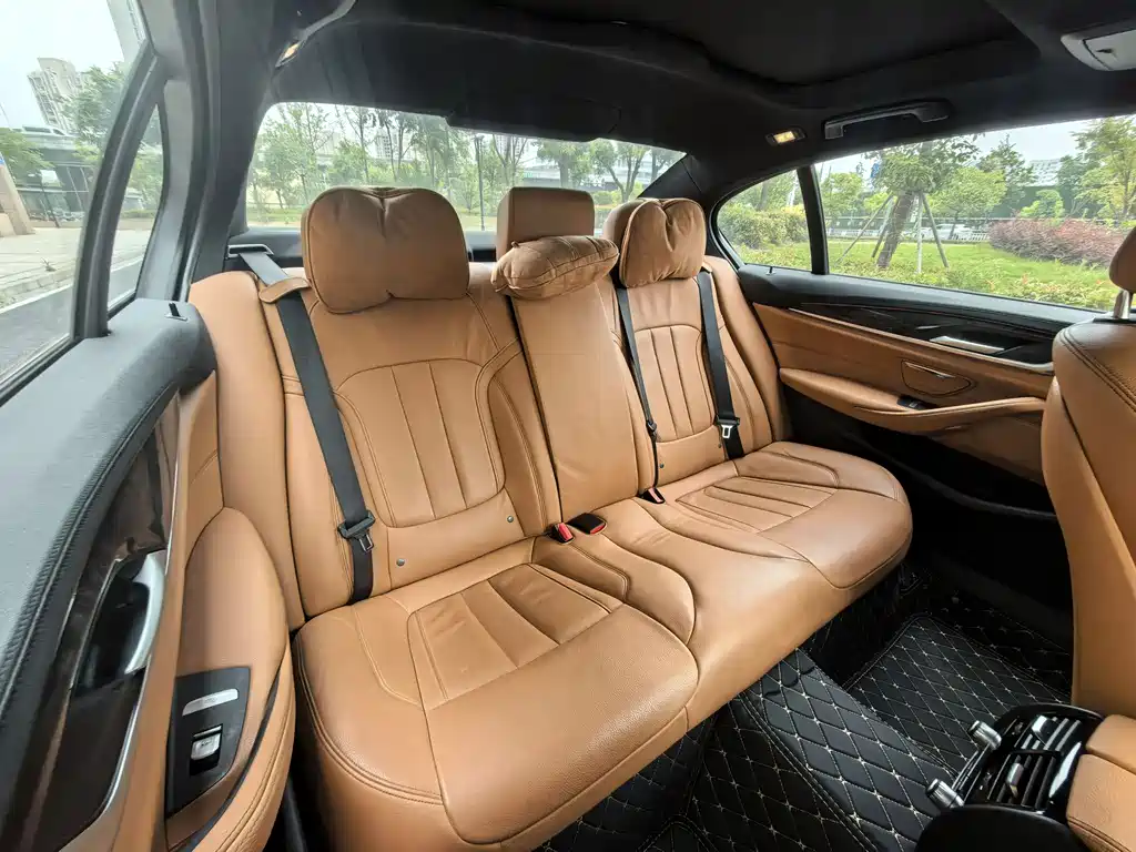 BMW 5 Series 2019 — фото 13