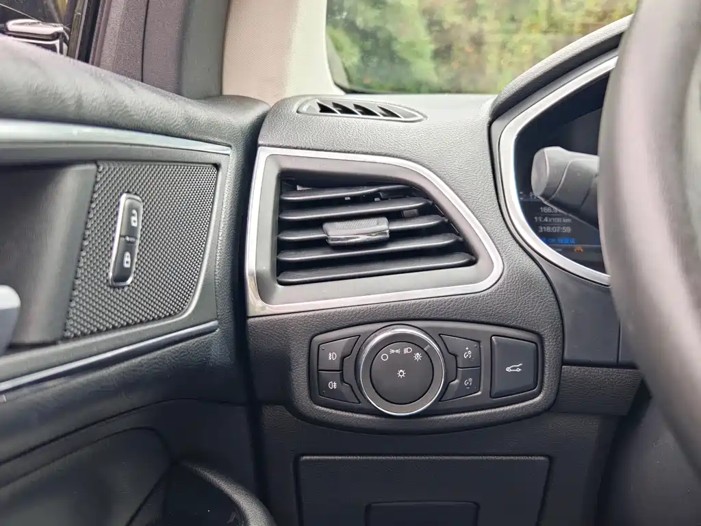 Ford Edge 2015 — фото 27