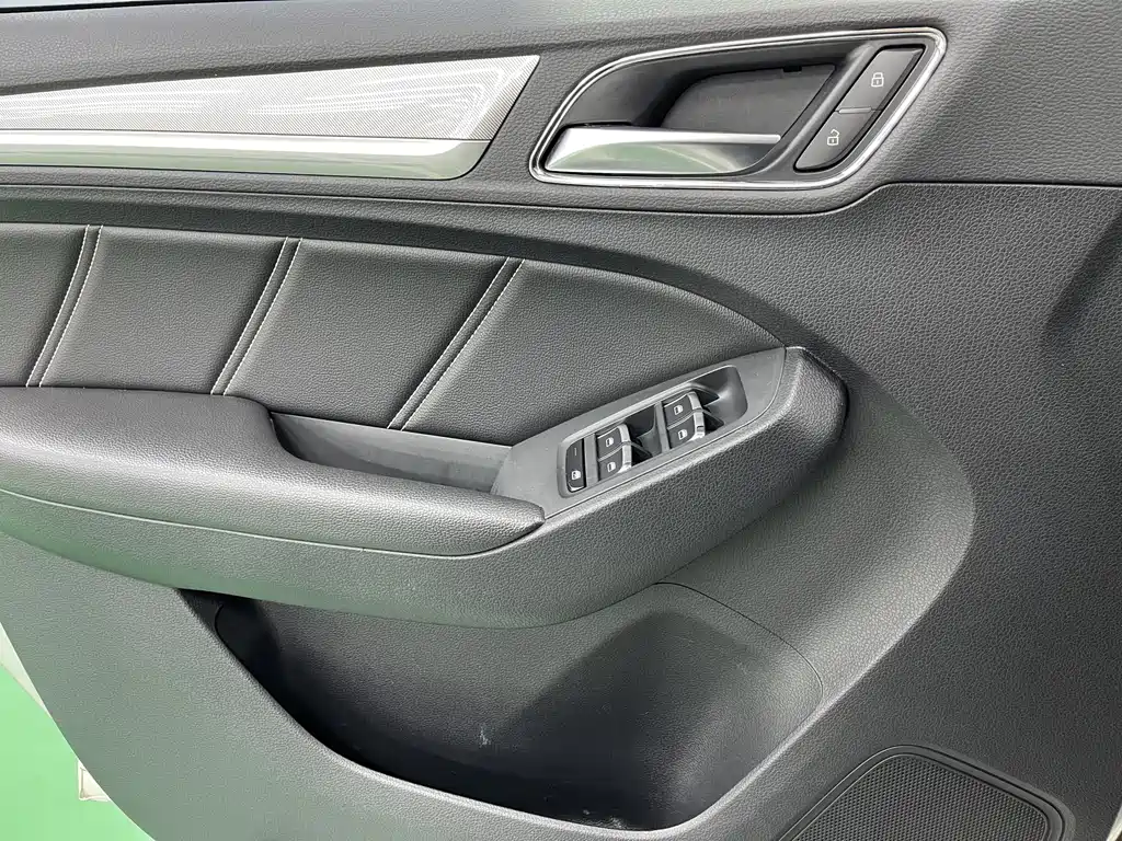 Roewe RX5 New Energy 2018 — фото 19