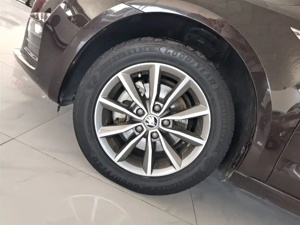 Skoda Octavia 2016 — фото 23