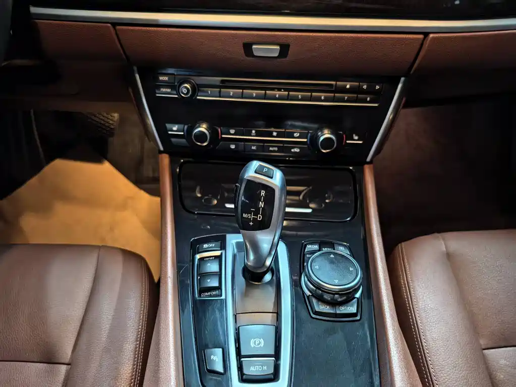 BMW 5 Series GT 2015 — фото 12