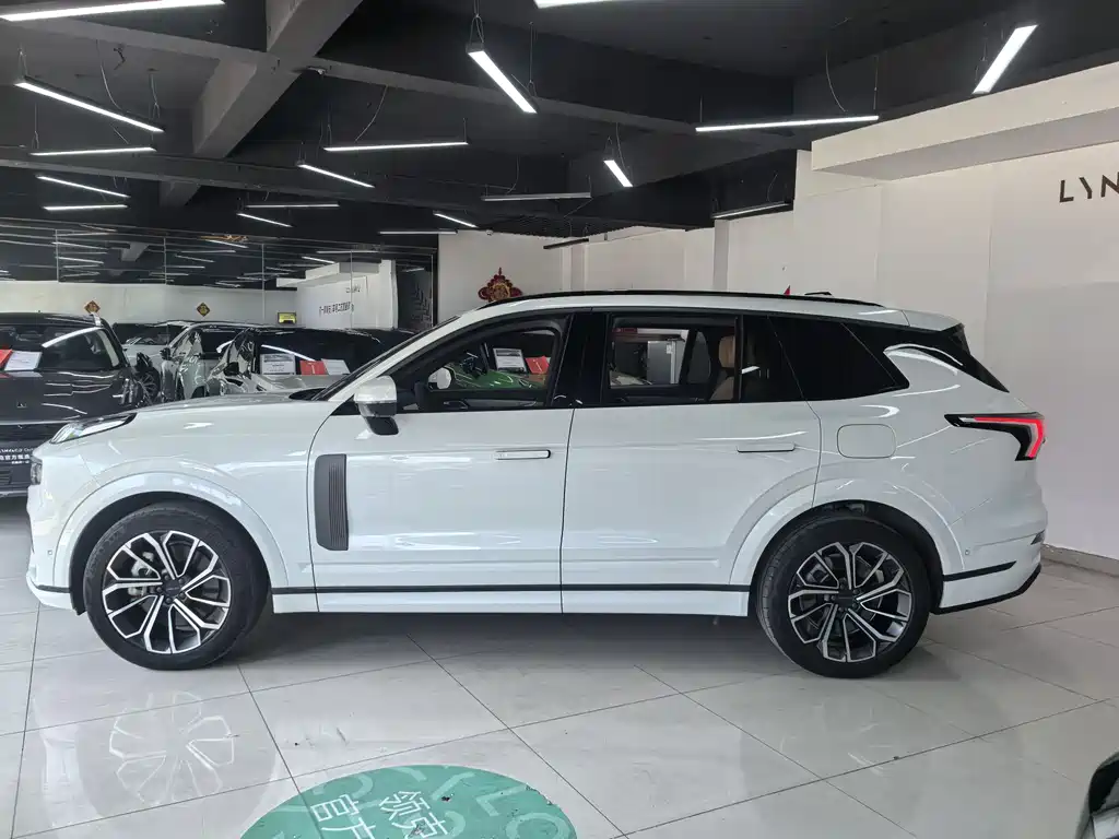 Lynk & Co 09 EM-P 2023 — фото 13