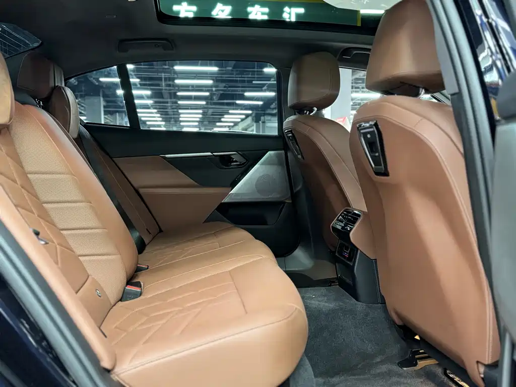 BMW 5 Series 2025 — фото 18