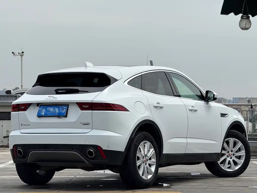 Jaguar E-PACE 2018 — фото 12