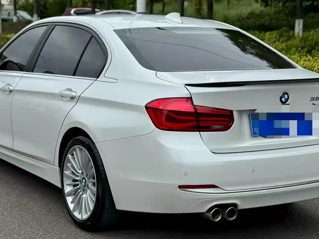 BMW 3 Series 2018 — фото 13