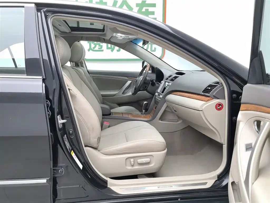 Toyota Camry 2010 — фото 23