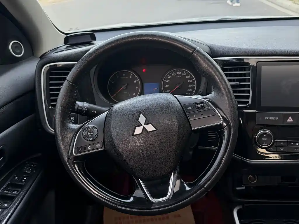 Mitsubishi Outlander 2018 — фото 8