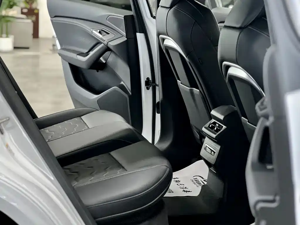 Audi Q6L e-tron 2025 — фото 13