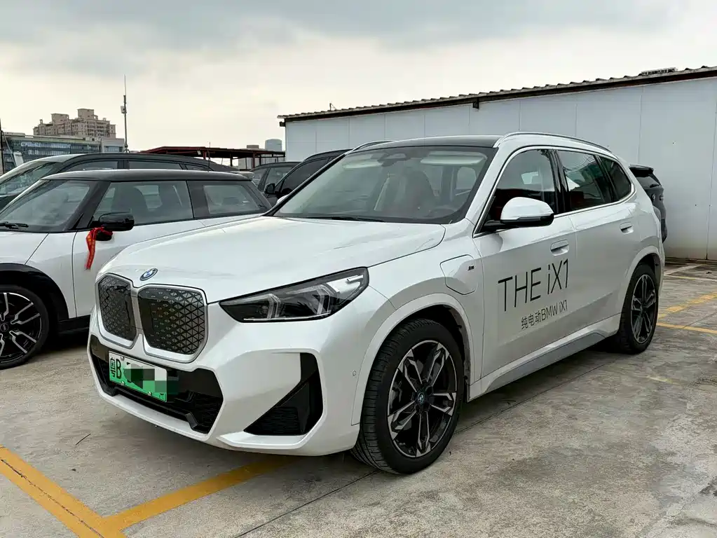 BMW iX1 2025