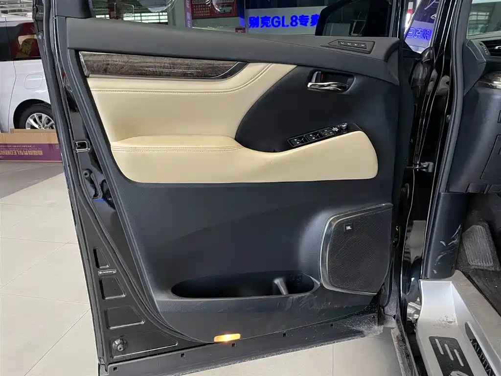 Toyota Alphard 2020 — фото 13