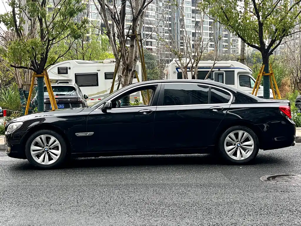 BMW 7 Series 2010 — фото 8