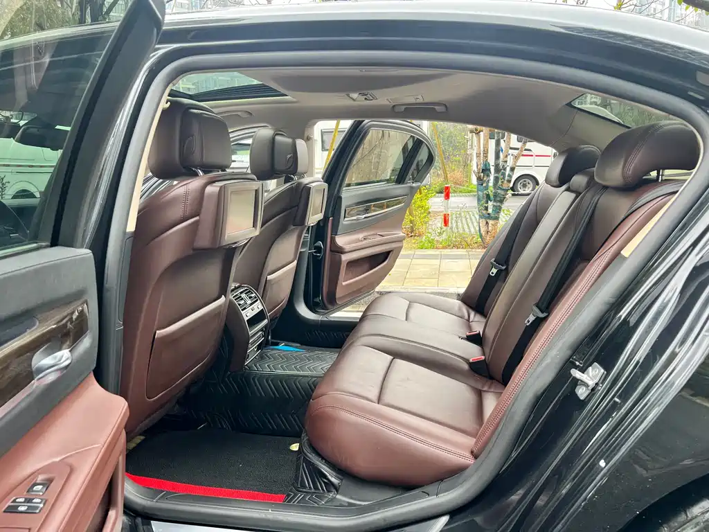 BMW 7 Series 2010 — фото 19