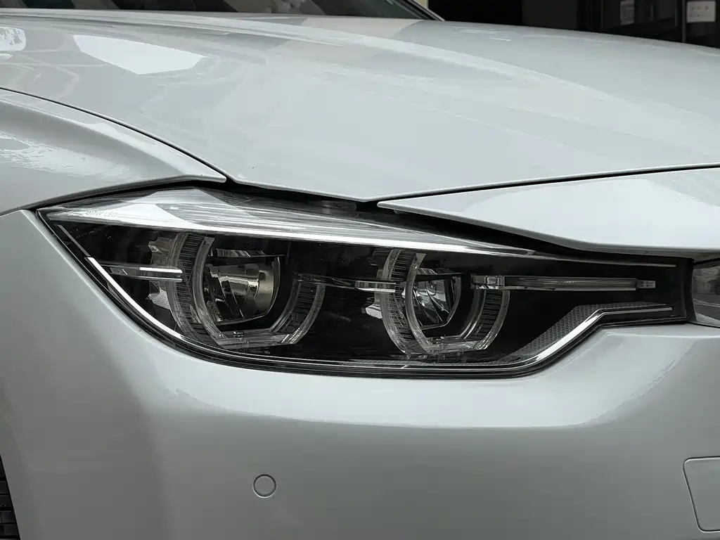 BMW 3 Series 2018 — фото 9