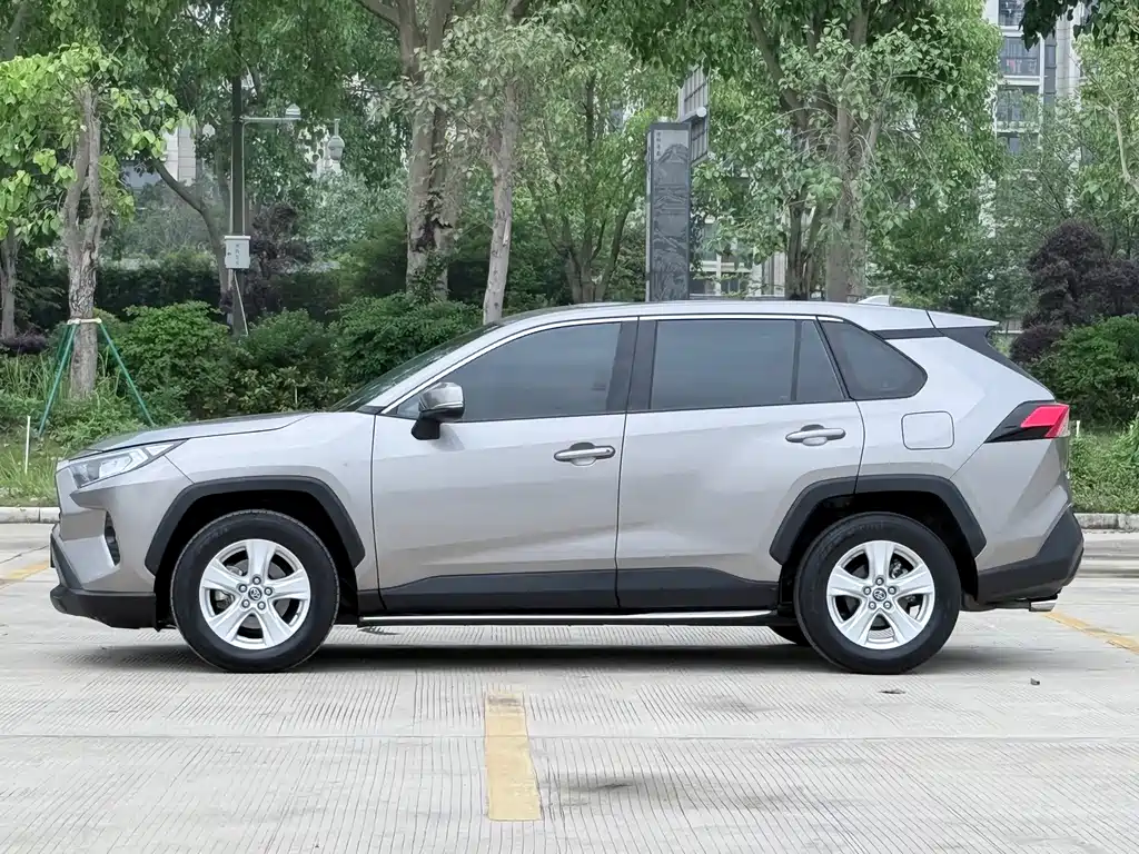 Toyota RAV4 2022 — фото 7