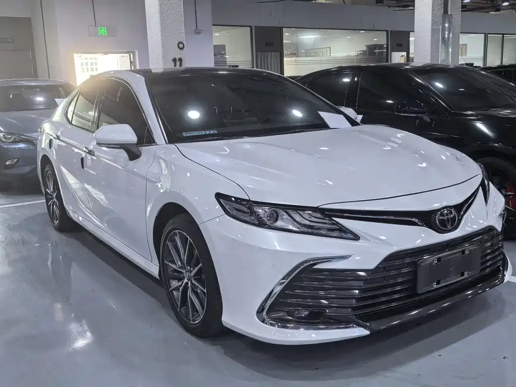Toyota Camry 2023 — фото 3