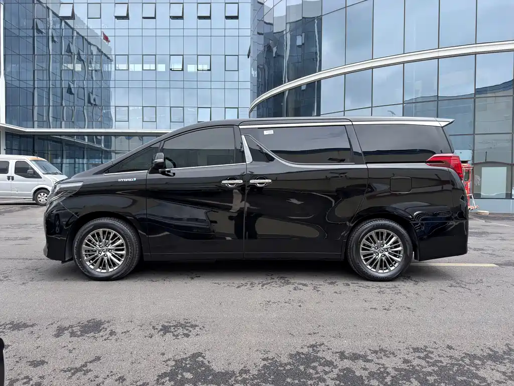 Toyota Alphard 2023 — фото 3