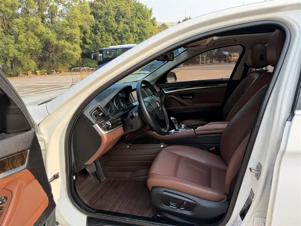 BMW 5 Series 2015 — фото 12
