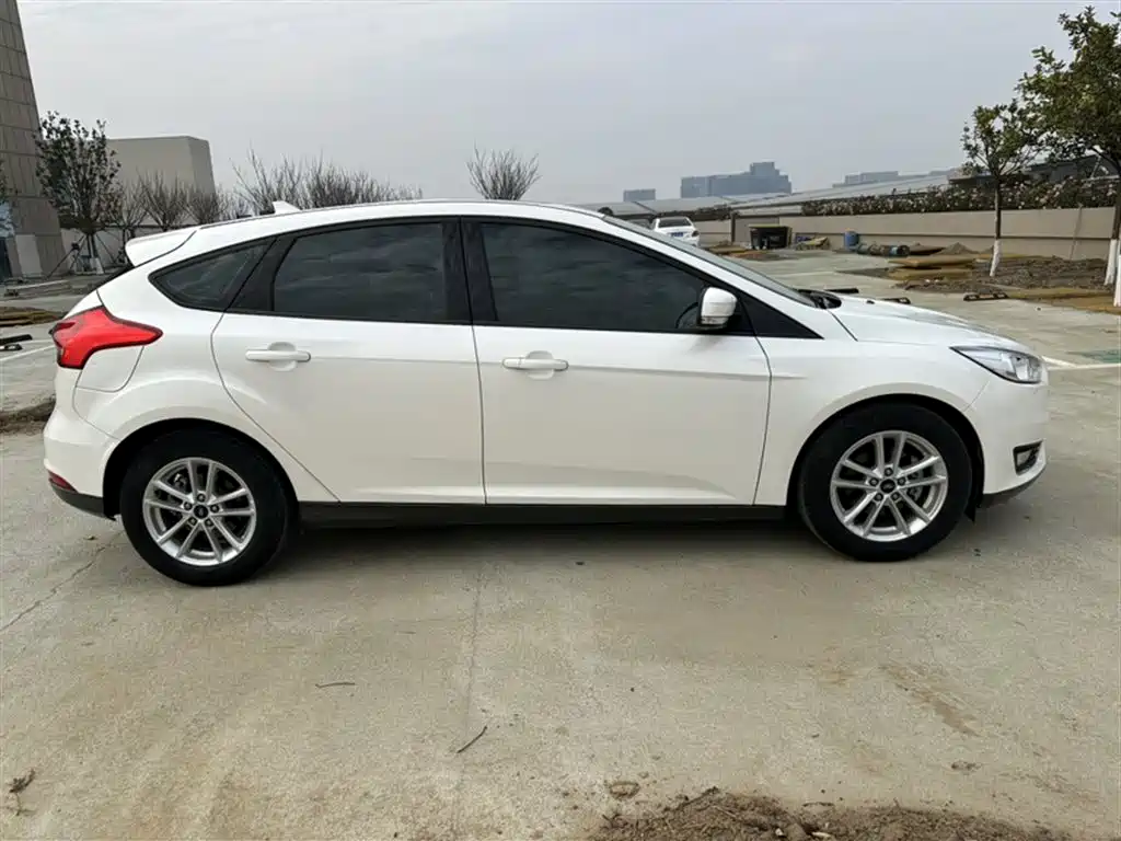 Ford Focus 2019 — фото 12