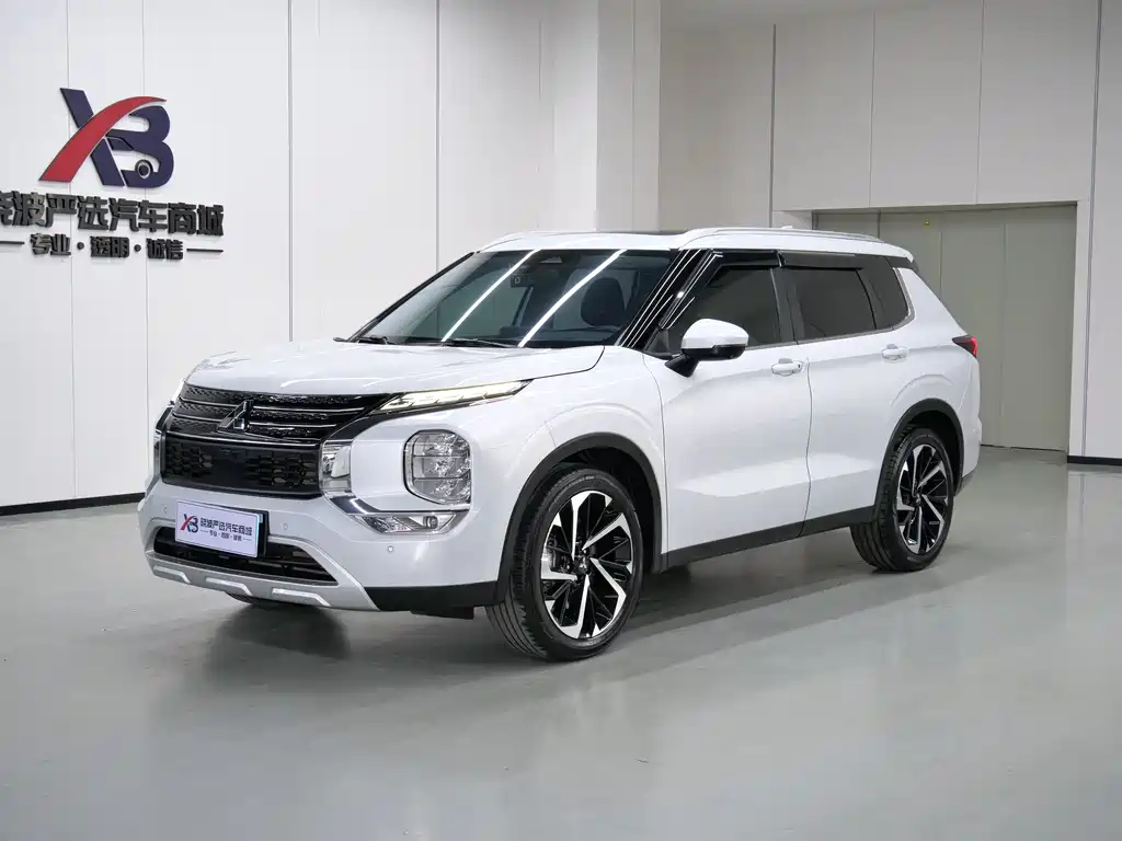 Mitsubishi Outlander 2023 — фото 1