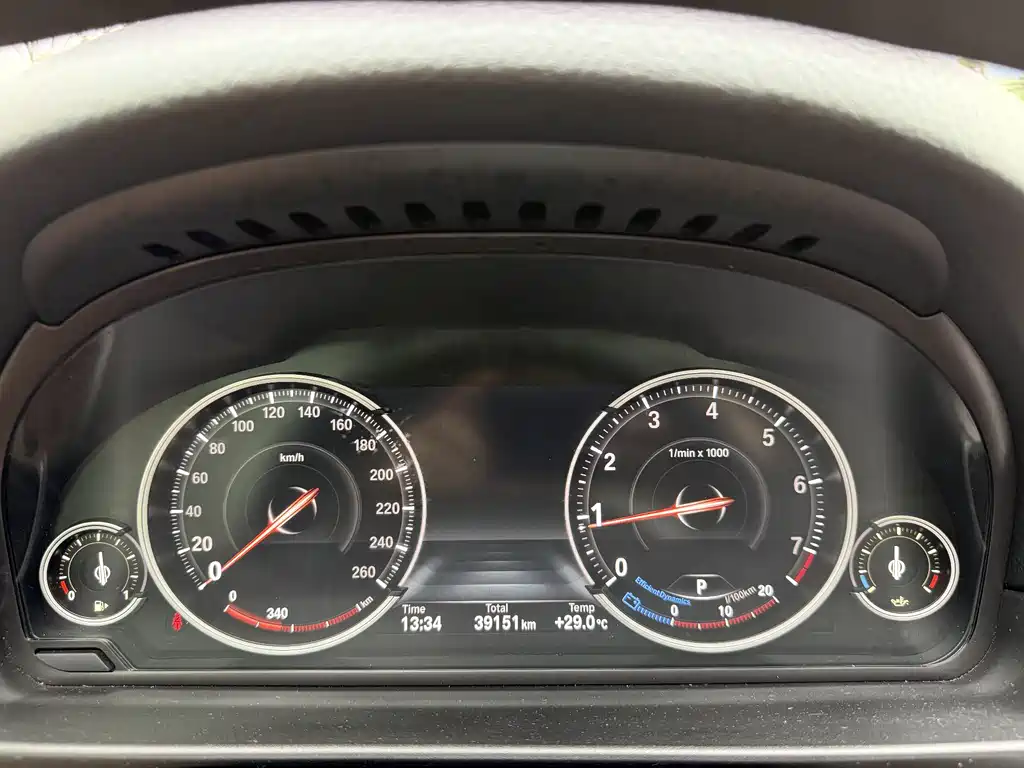 BMW 5 Series 2017 — фото 12