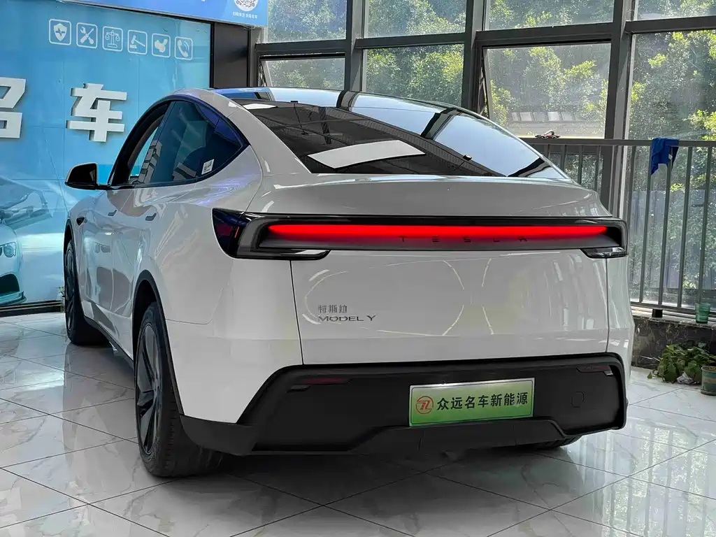 Tesla Model Y 2025 — фото 16