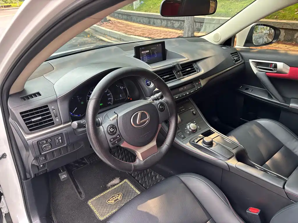 Lexus CT 2018 — фото 11