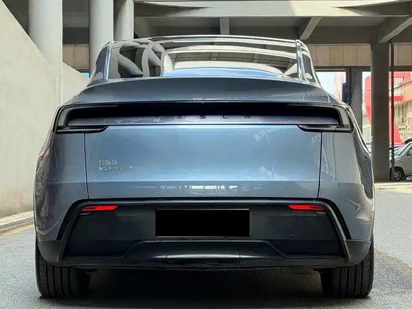 Tesla Model Y 2025
