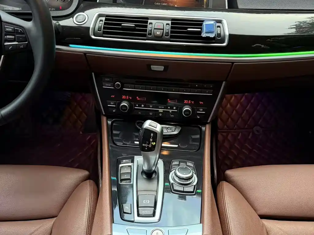 BMW 5 Series GT 2012 — фото 11