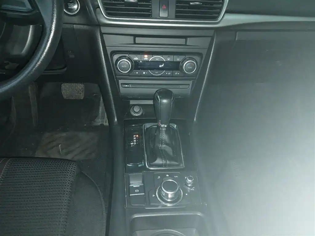 Mazda 3 Axela 2019 — фото 10