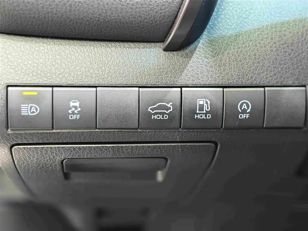 Toyota Camry 2022 — фото 8