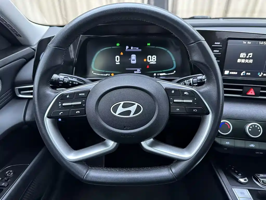 Hyundai Elantra 2023 — фото 12