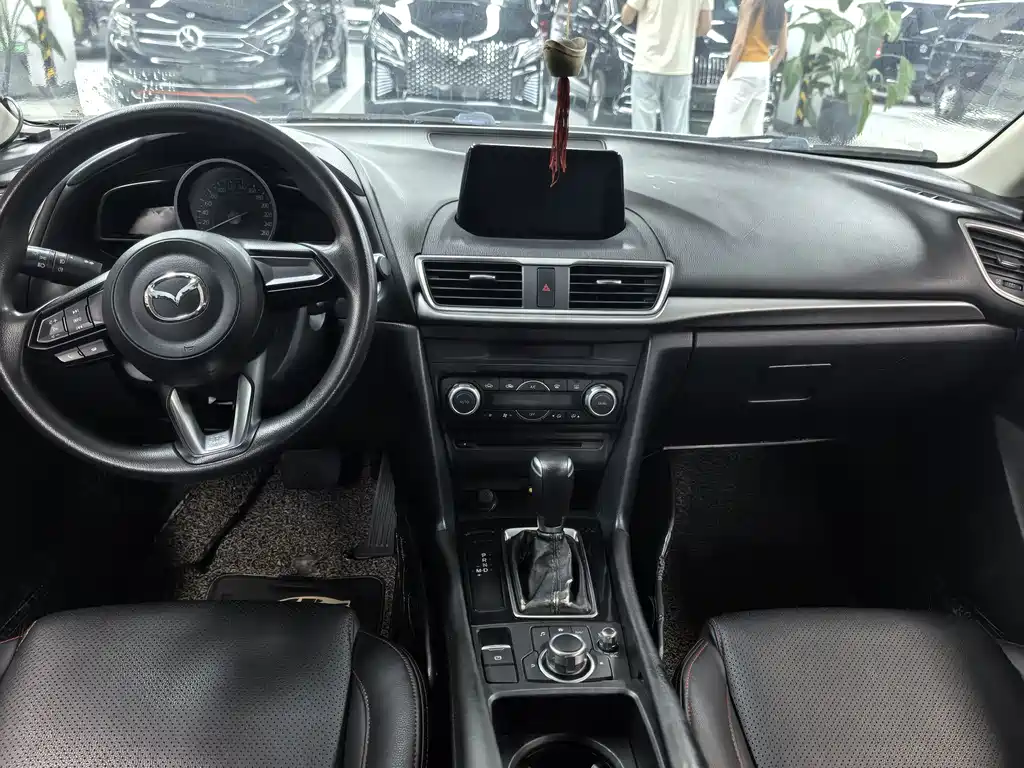 Mazda 3 Axela 2017 — фото 11