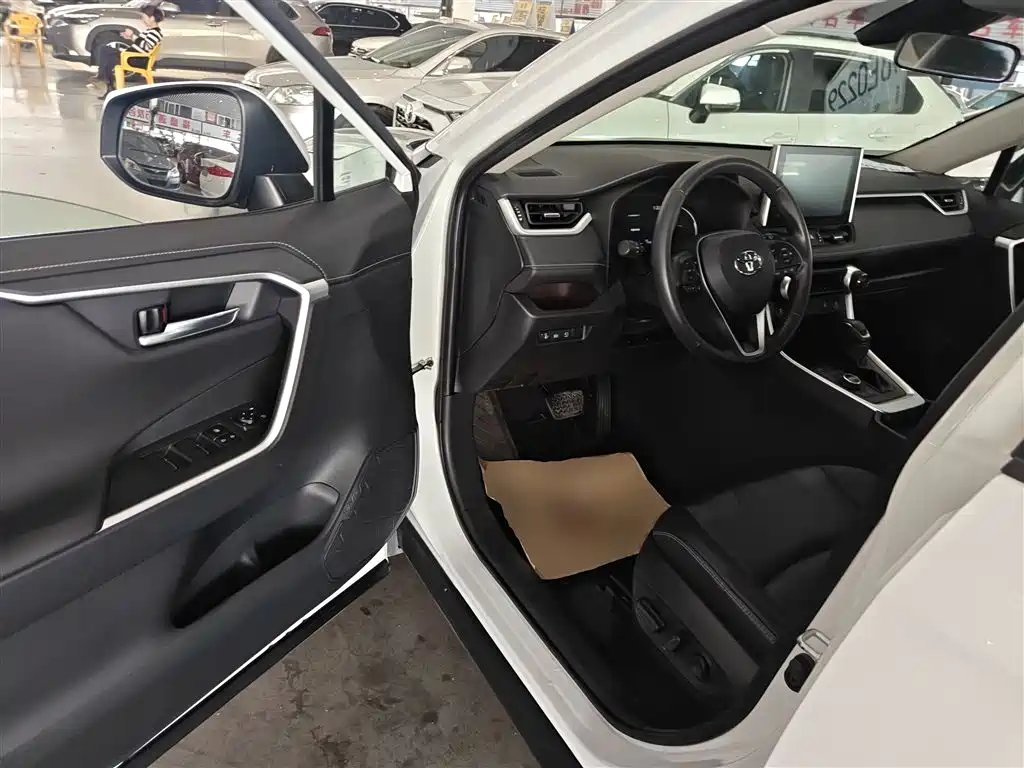 Toyota RAV4 2022 — фото 16