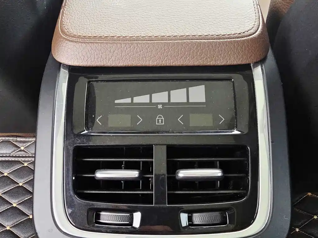 Volvo XC90 2018 — фото 18