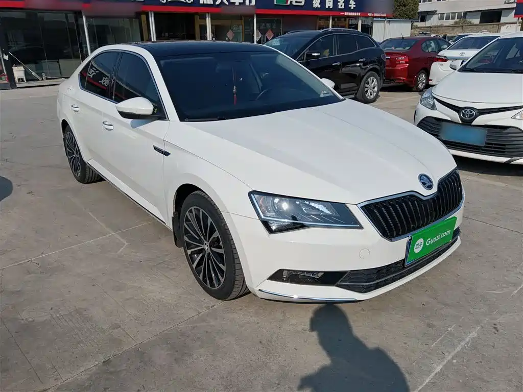 Skoda Superb 2019 — фото 20