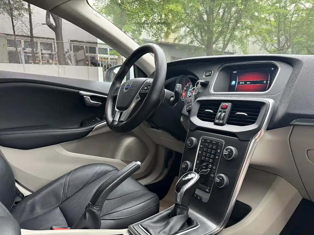 Volvo V40 2015 — фото 16