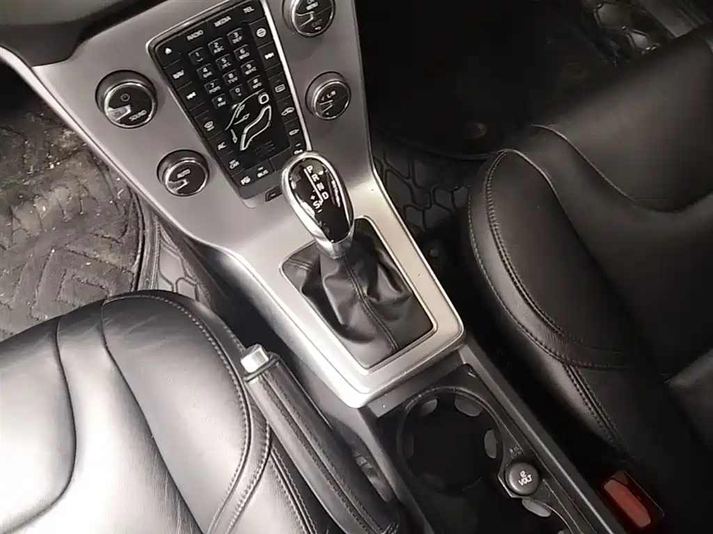 Volvo V40 2019 — фото 14