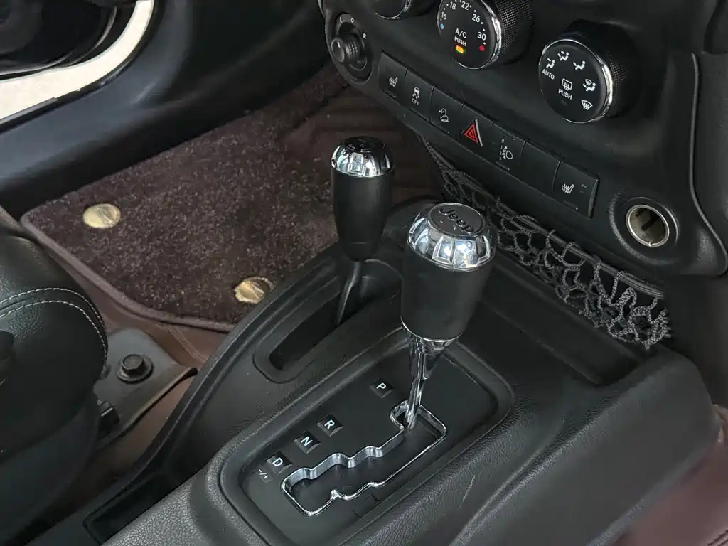 Jeep Wrangler 2012 — фото 12