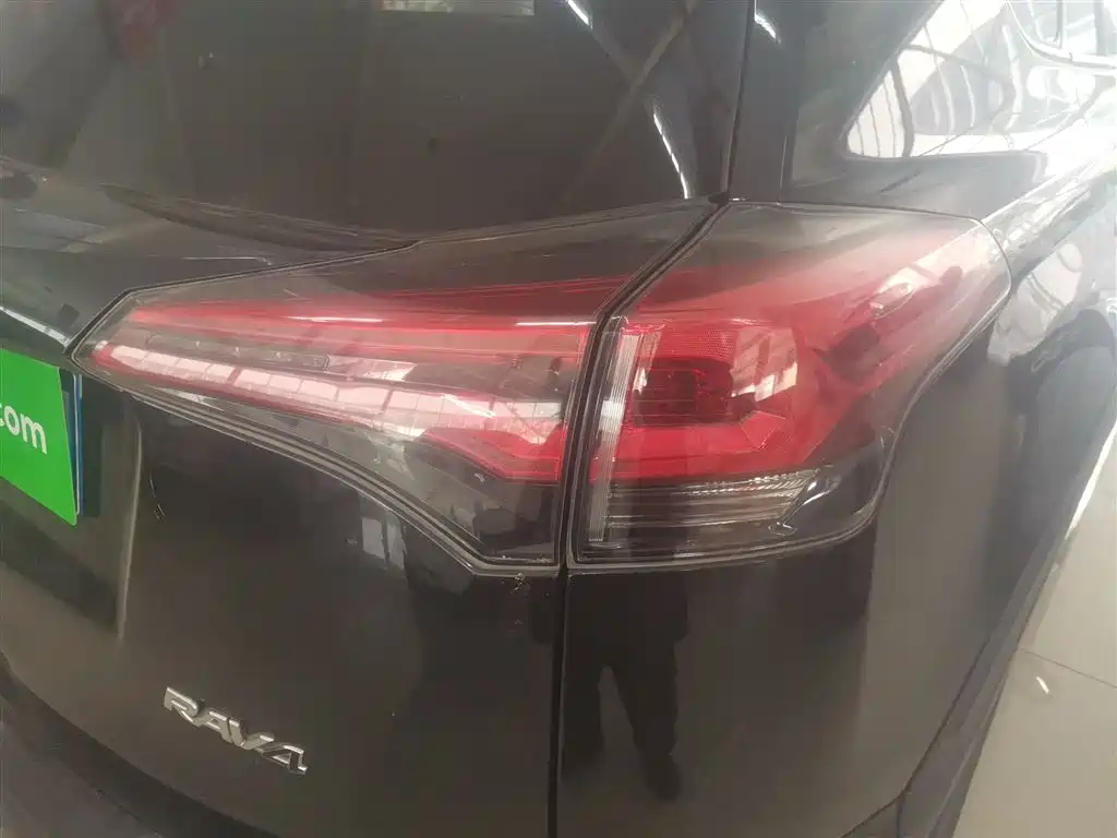 Toyota RAV4 2018 — фото 24