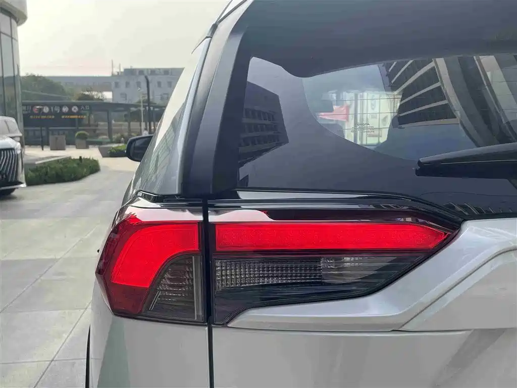 Toyota RAV4 2022 — фото 12