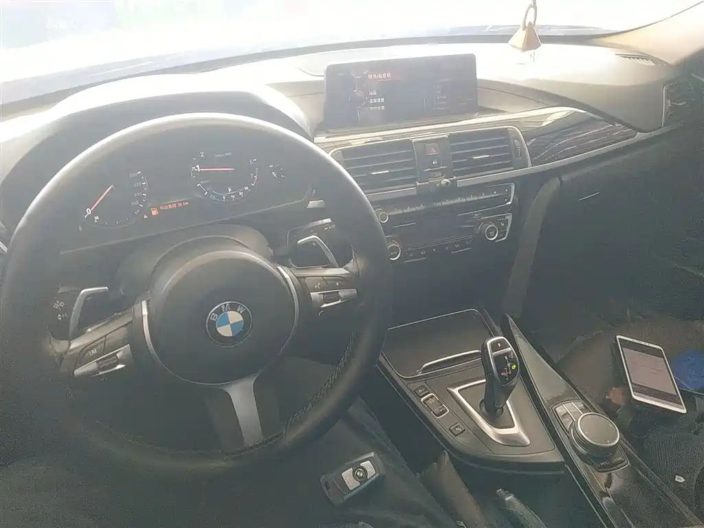 BMW 3 Series 2019 — фото 10