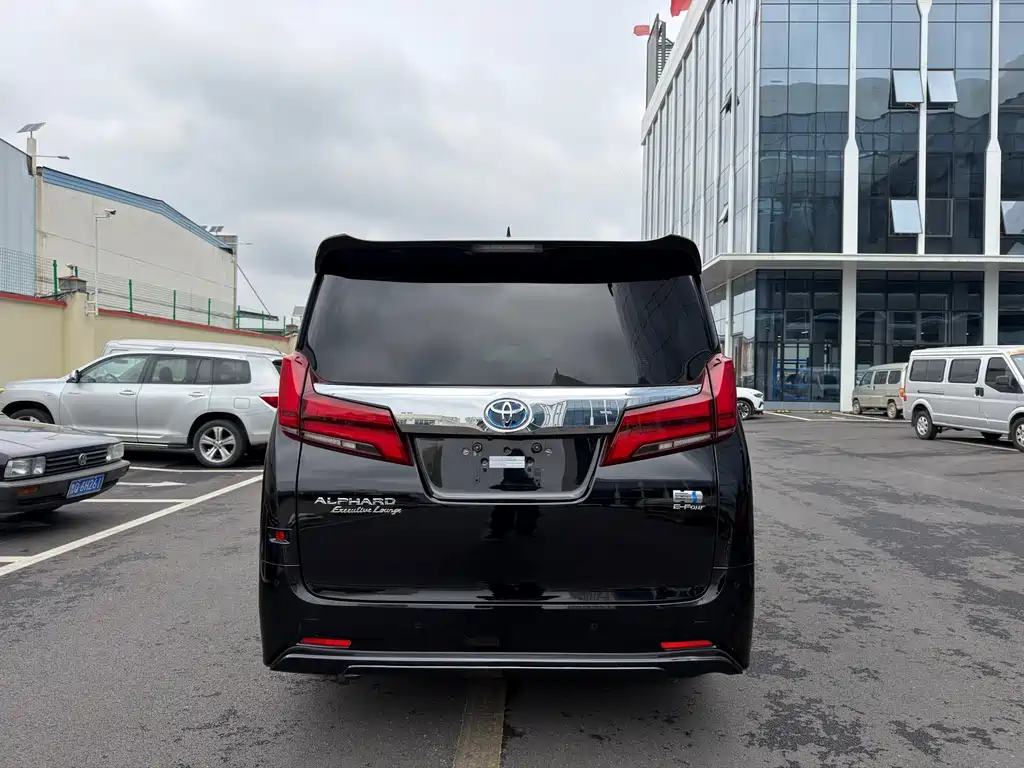 Toyota Alphard 2023 — фото 17