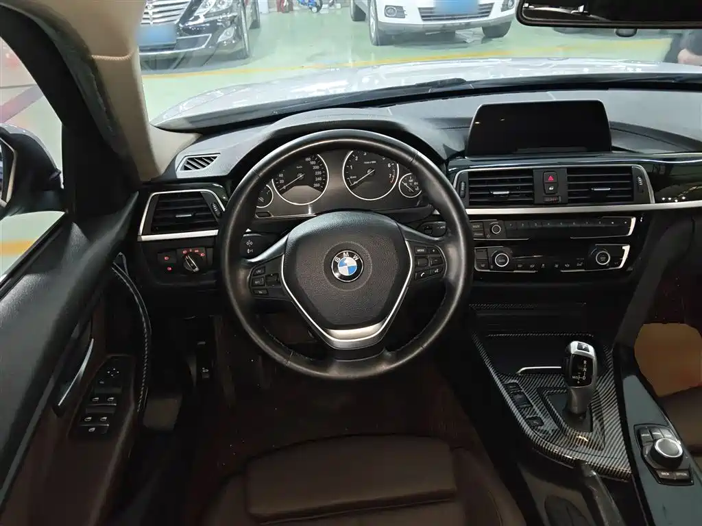 BMW 3 Series 2018 — фото 3